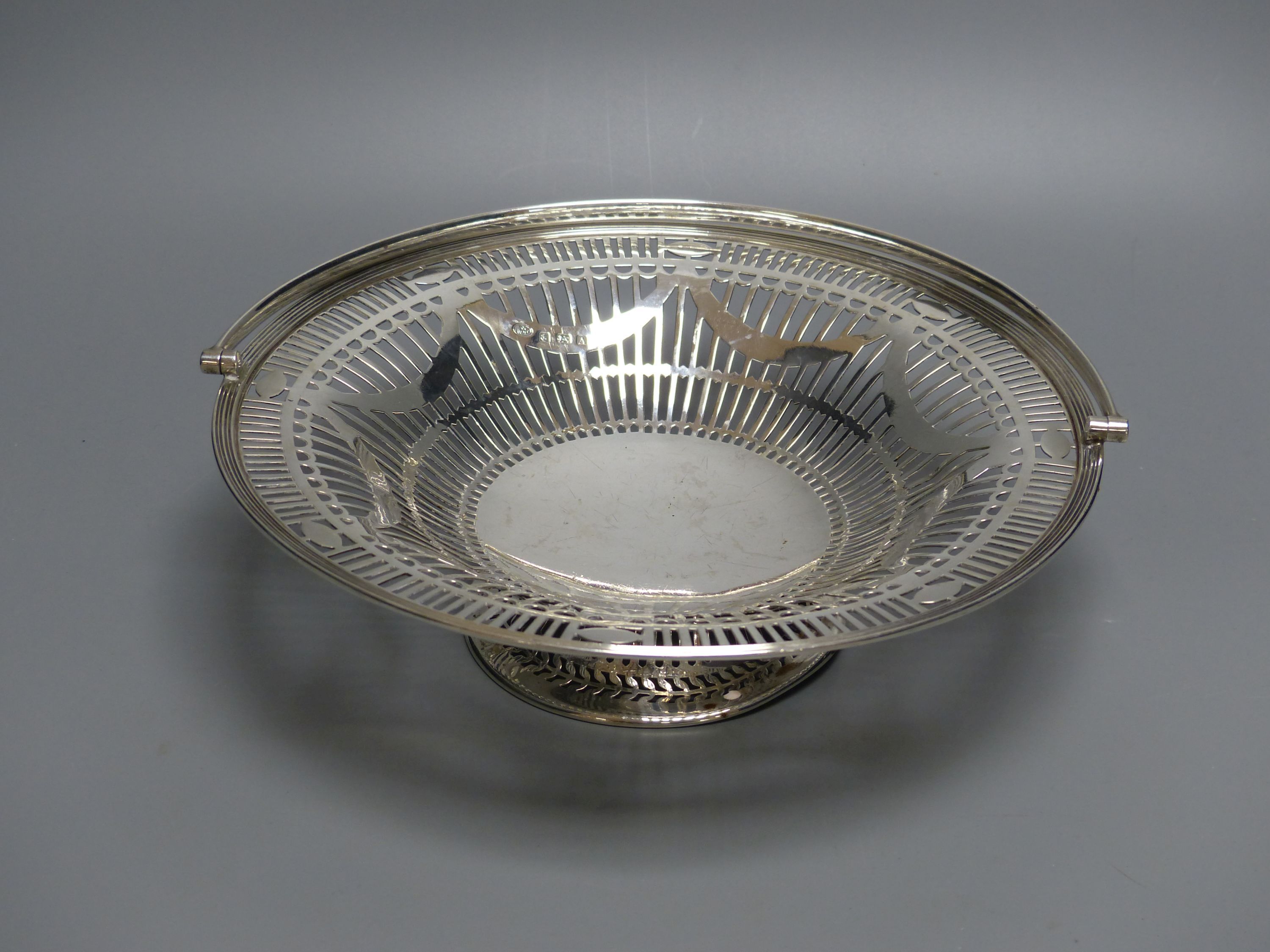 A pierced silver swing-handled cake basket, approx 19.5oz